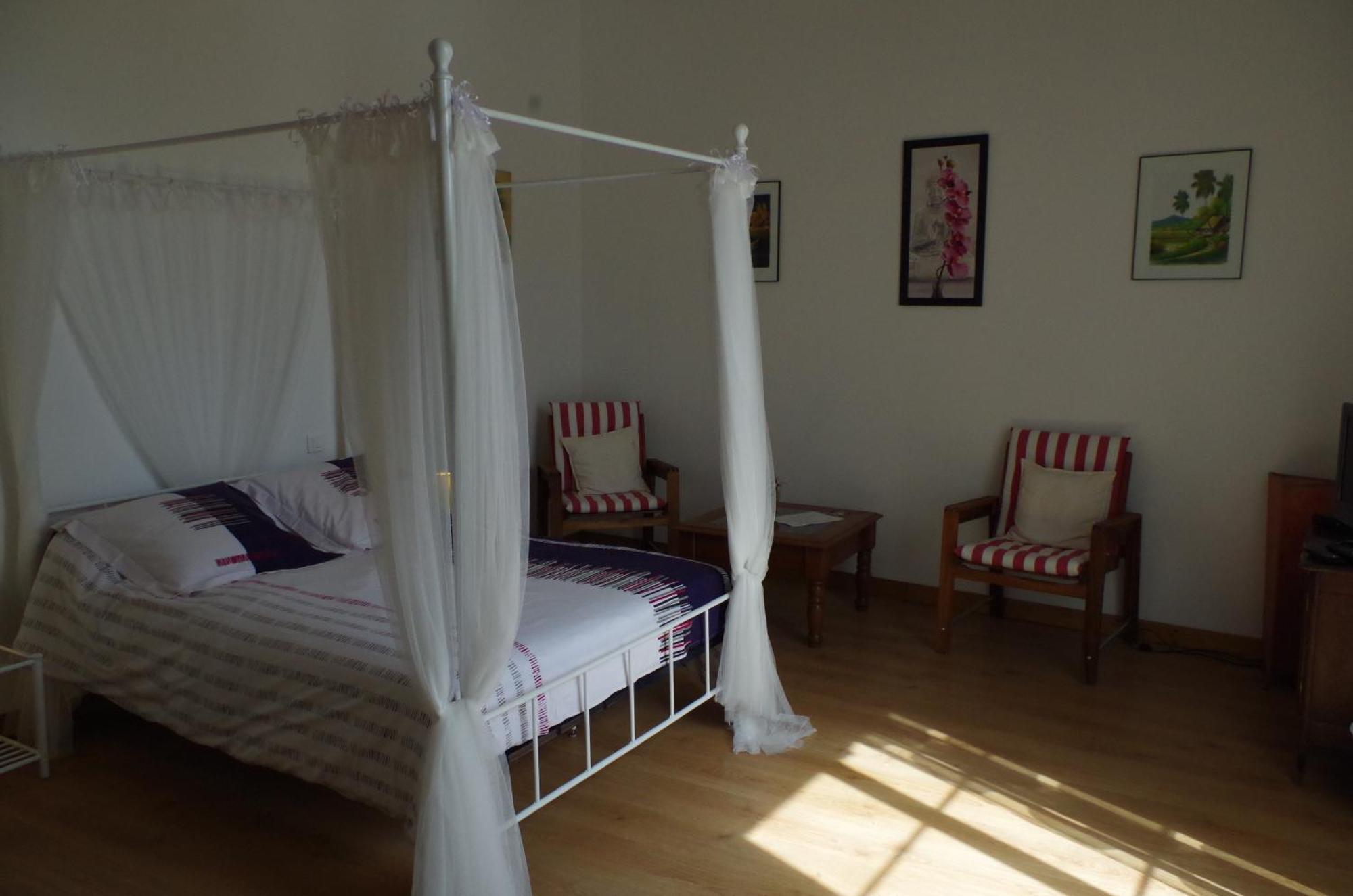 Maison D'Hotes Le Cadran Solaire Courcelles  Экстерьер фото